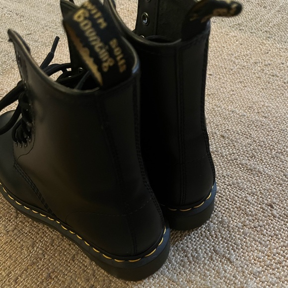 Dr Martins 1460 Women’s Smooth Leather Lace Up Boot - Picture 5 of 7